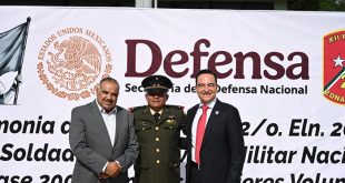 Autoridades civiles y militares encabezadas por Carlos Soto durante la clausura del Servicio Militar Nacional en Zamora.