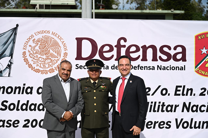 Autoridades civiles y militares encabezadas por Carlos Soto durante la clausura del Servicio Militar Nacional en Zamora.