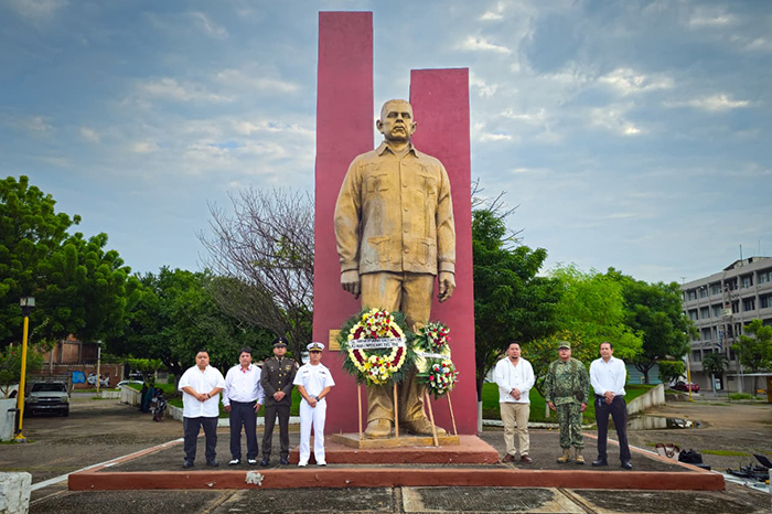Autoridades municipales y militares rindiendo honores a la bandera durante el aniversario luctuoso de Lázaro Cárdenas.