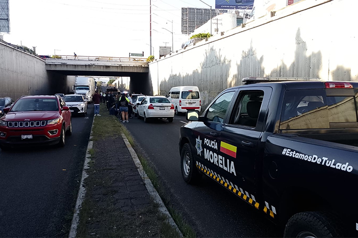 Tráfico y patrullas atendiendo un choque vehicular múltiple sobre la avenida Morelos Norte en Morelia.