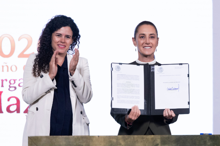 Claudia Sheinbaum encabezando la conferencia matutina durante la firma del decreto para plataformas digitales.