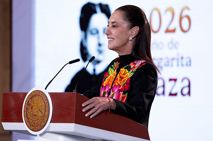La presidenta Claudia Sheinbaum en el podio de su conferencia matutina en Palacio Nacional.