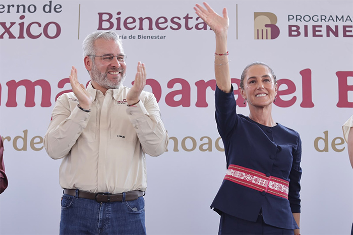 La presidenta Claudia Sheinbaum y el gobernador de Michoacán Alfredo Ramírez Bedolla en acto público de entrega de programas sociales.