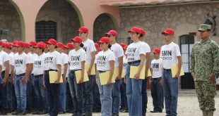 Jóvenes del Servicio Militar Nacional en formación militar durante la ceremonia de clausura en Morelia.