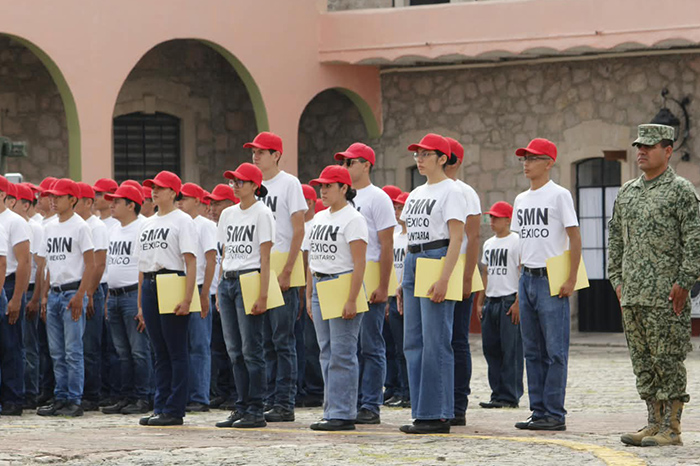Jóvenes del Servicio Militar Nacional en formación militar durante la ceremonia de clausura en Morelia.