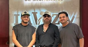Integrantes de la agrupación musical La Firma durante su presentación y reencuentro con los escenarios.