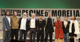 Jonás Cuarón, Alfonso Cuarón y el actor Juan Daniel García Treviño en la conferencia del FICM en Morelia.