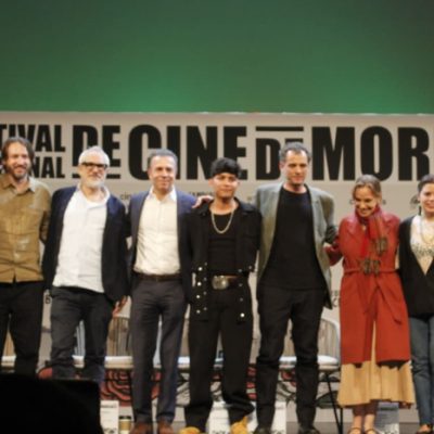 Jonás Cuarón, Alfonso Cuarón y el actor Juan Daniel García Treviño en la conferencia del FICM en Morelia.