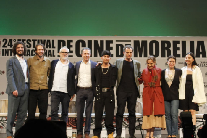 Jonás Cuarón, Alfonso Cuarón y el actor Juan Daniel García Treviño en la conferencia del FICM en Morelia.