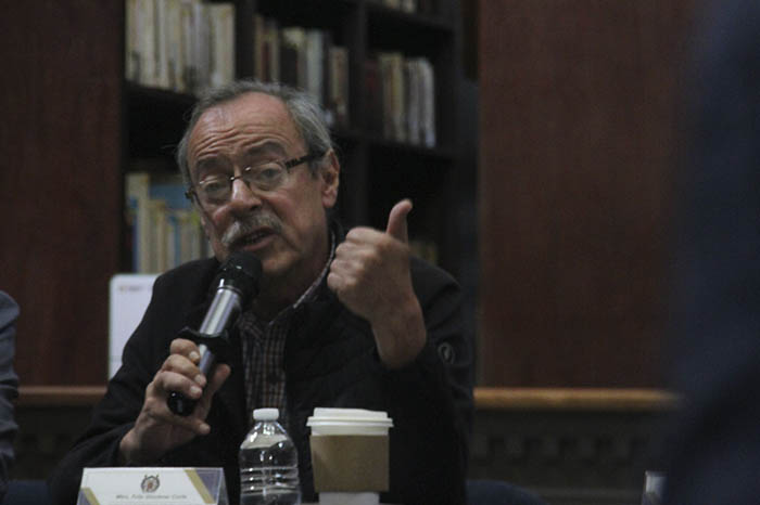 El escritor e historiador Fritz Glockner junto a autoridades universitarias en la Biblioteca Pública de la UMSNH en Morelia.