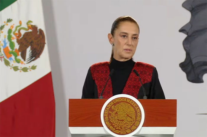 La presidenta de México ofreciendo su conferencia matutina desde Palacio Nacional.