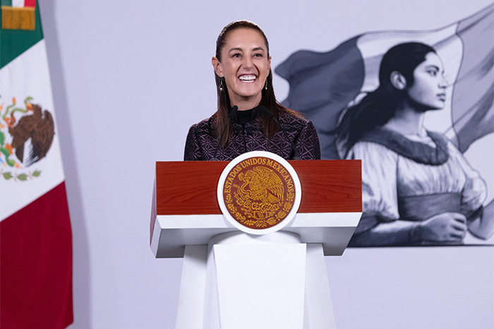 Presidenta Claudia Sheinbaum ofreciendo su conferencia de prensa matutina en Palacio Nacional.