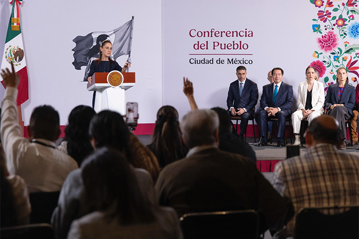 Conferencia de prensa en Palacio Nacional sobre medidas de seguridad y regulación de redes sociales.