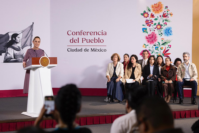 La presidenta Claudia Sheinbaum y la secretaria Rosaura Ruiz durante la presentación de proyectos científicos y tecnológicos.