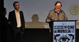 Cuauhtémoc Cárdenas Batel dirigiéndose al público durante la ceremonia de premiación del Festival Internacional de Cine de Morelia.