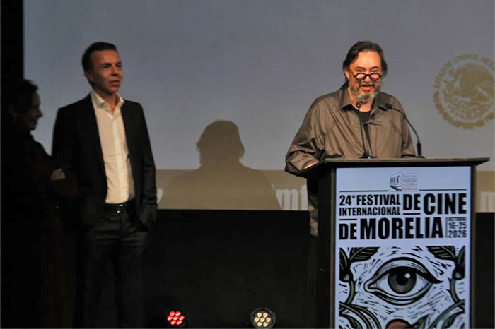 Cuauhtémoc Cárdenas Batel dirigiéndose al público durante la ceremonia de premiación del Festival Internacional de Cine de Morelia.