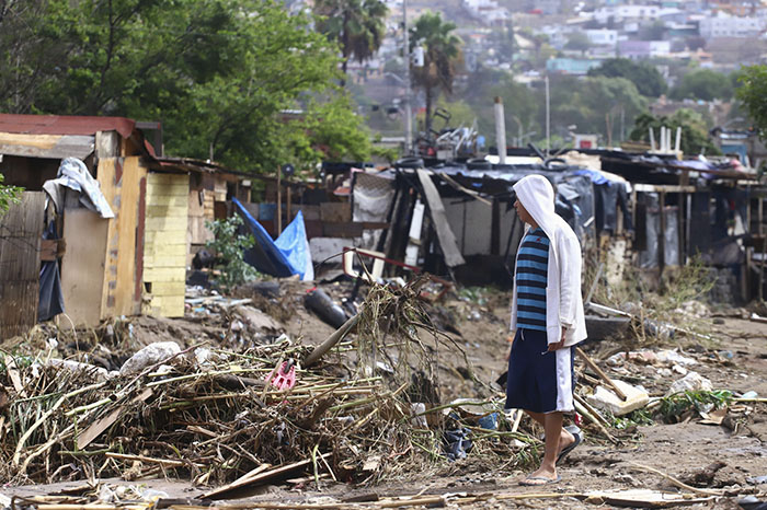 Fuerzas Armadas y cuerpos de rescate desplegados en calles inundadas de Ensenada por el huracán Rachel.