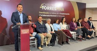 Carlos Torres Piña en conferencia de prensa ofreciendo declaraciones a medios de comunicación.