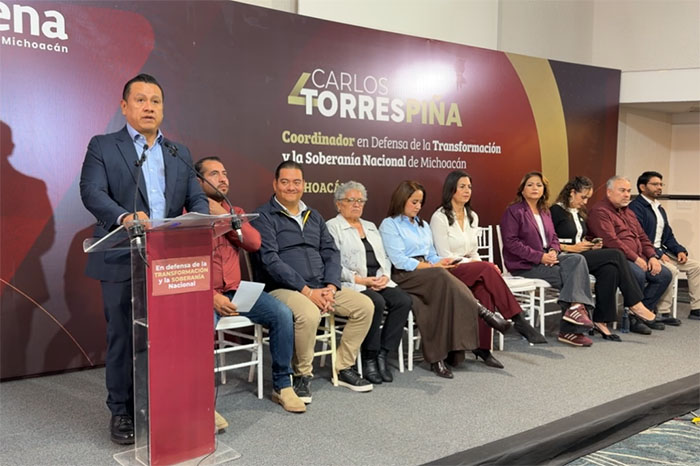 Carlos Torres Piña en conferencia de prensa ofreciendo declaraciones a medios de comunicación.