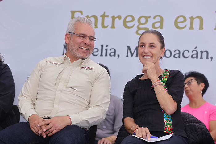 El gobernador Alfredo Ramírez Bedolla durante un evento oficial en Michoacán abordando temas económicos y agropecuarios.