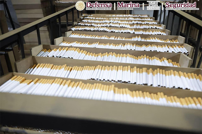 Mercancía ilegal y maquinaria asegurada en fábrica clandestina de cigarrillos en Edomex.