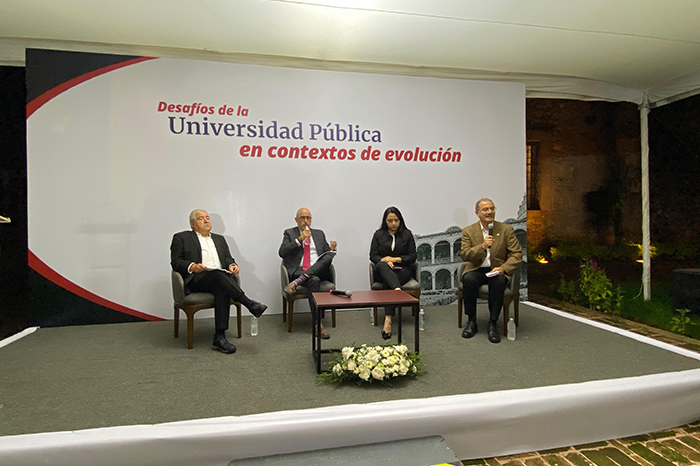 Ponentes y académicos en la mesa del conversatorio sobre educación e inteligencia artificial en Morelia.