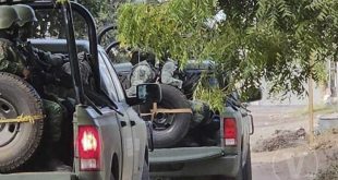 Unidades patrulla del Ejército Mexicano y la Guardia Civil recorriendo brechas rurales en Apatzingán.