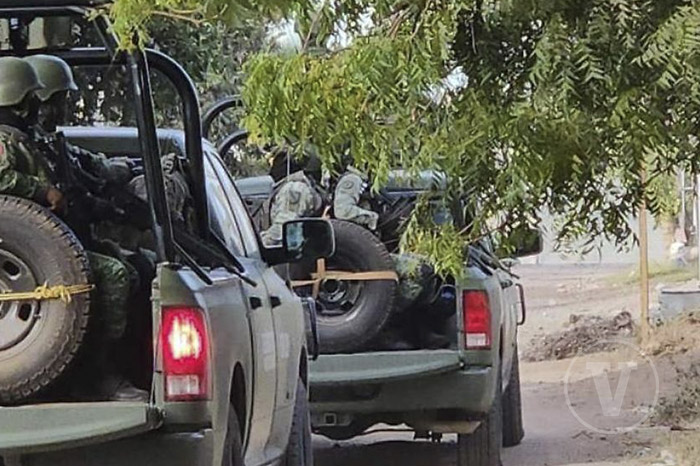 Unidades patrulla del Ejército Mexicano y la Guardia Civil recorriendo brechas rurales en Apatzingán.