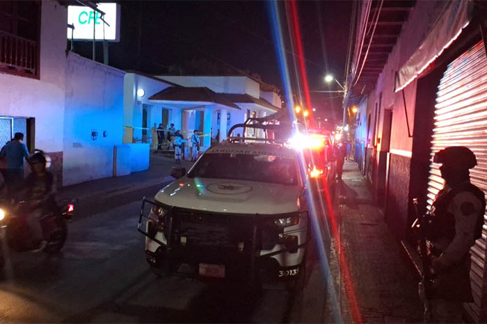 Unidades y elementos de corporaciones federales realizando labores de seguridad en calles de Uruapan.