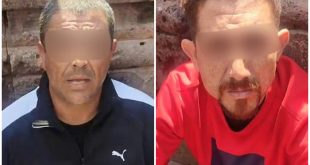 Unidades de la Policía Municipal de Morelia resguardando una vialidad durante la detención de dos sospechosos.