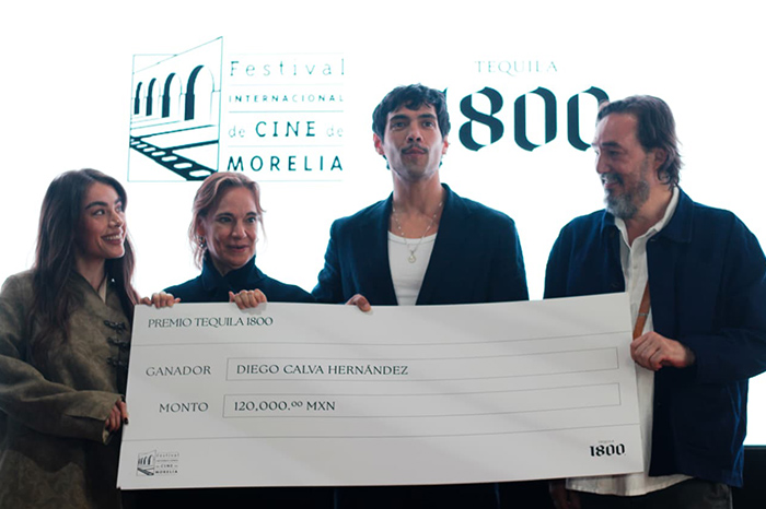 El actor Diego Calva junto a Cuauhtémoc Cárdenas Batel durante la entrega del Premio José Cuervo 1800 en Morelia.
