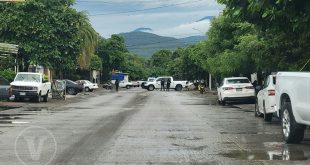 Unidades de la Policía Municipal y Fiscalía resguardando una zona acordonada en Apatzingán.