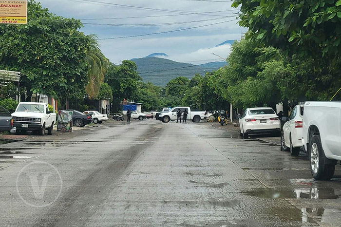Unidades de la Policía Municipal y Fiscalía resguardando una zona acordonada en Apatzingán.