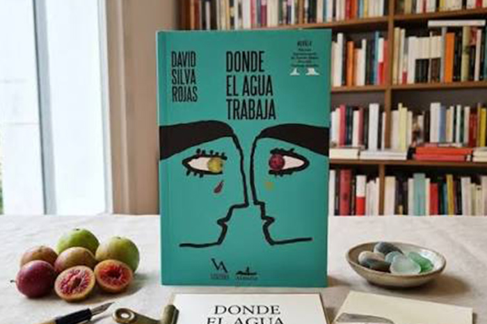 Portada y logotipos del libro Donde el agua trabaja relacionados con la literatura y la inteligencia artificial.