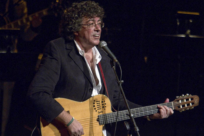 Fotografía de archivo del cantautor Piero interpretando sus canciones en un concierto en vivo.