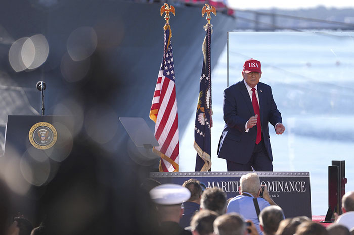 El presidente de los Estados Unidos, Donald Trump, habla durante un evento con integrantes de la Marina este martes, en el puerto de Baltimore.