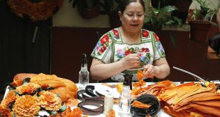 Manos artesanas elaborando figuras y flores decorativas con totomoxtle en un taller tradicional de Michoacán.