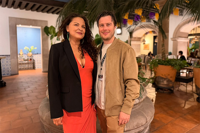 La actriz Elpidia Carrillo y el director Dustin Brown posando juntos durante el Festival Internacional de Cine de Morelia.