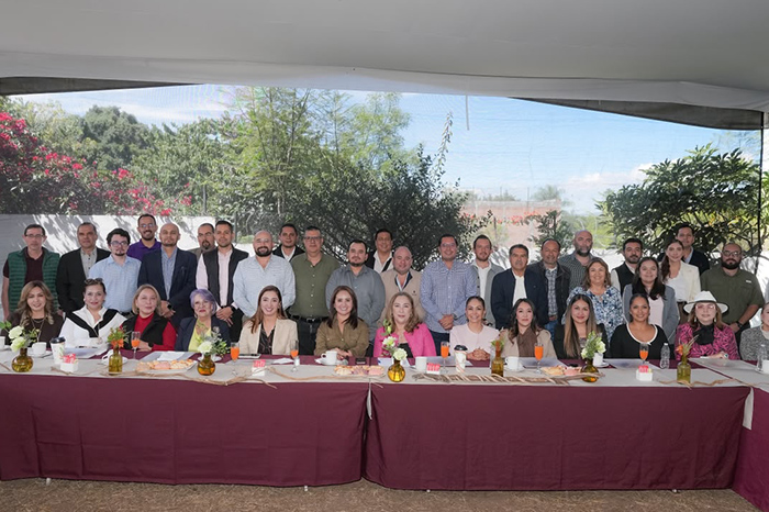 La arquitecta Gladyz Butanda dialogando con integrantes del sector empresarial en Morelia.