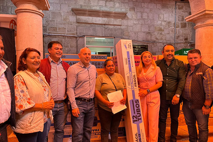 Familias y autoridades municipales durante la entrega de calentadores solares y tinacos en Tarímbaro, Michoacán.