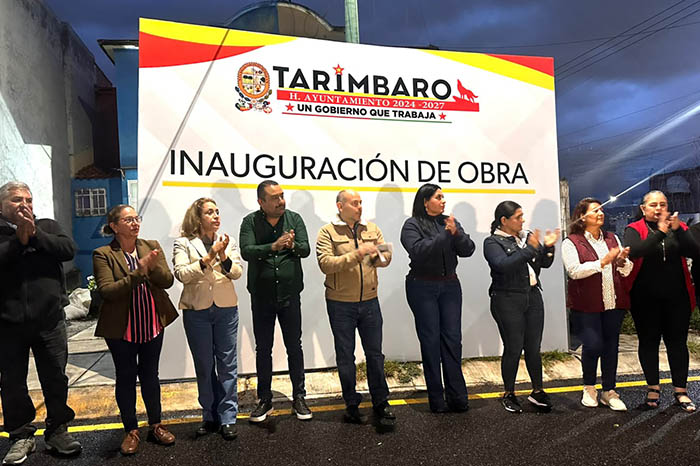 El presidente municipal Eric Gaona junto a vecinos durante la inauguración de vialidades pavimentadas en Tarímbaro, Michoacán.