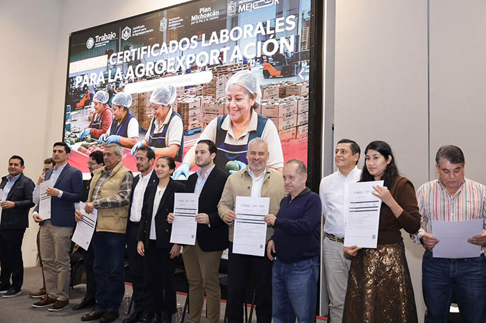 El gobernador Alfredo Ramírez Bedolla junto a productores, empresarios y funcionarios federales durante la entrega de certificaciones laborales en Uruapan, Michoacán.