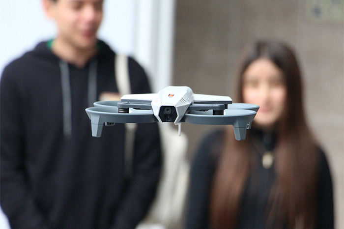 Estudiantes de Cecytem Michoacán operando drones VEX AIR en un aula de robótica.