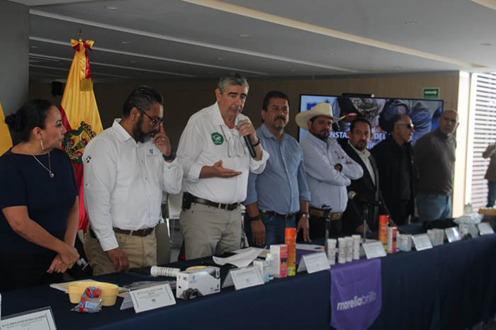 Autoridades municipales y sanitarias durante la instalación del comité y entrega de insumos contra el gusano barrenador en Michoacán.