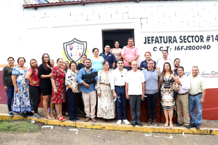 Autoridades municipales y docentes durante la entrega de obras de infraestructura en Huetamo Michoacán.