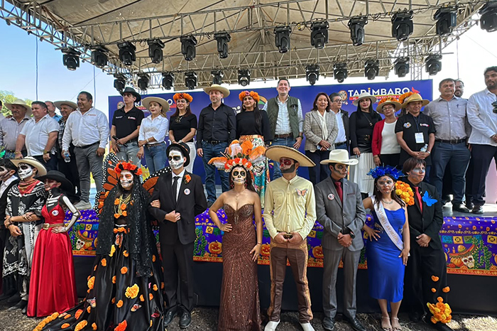 autoridades municipales durante la inauguración de la fiesta en El Colegio, Tarímbaro.