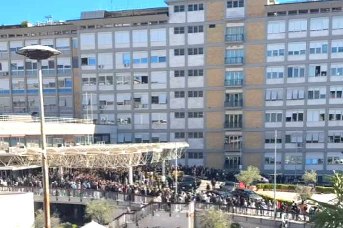 Fachada e instalaciones principales del Policlínico Gemelli en Roma, Italia.