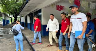 Autoridades municipales, padres de familia y mineros realizando labores de mantenimiento en la Escuela Primaria 1.º de Mayo.