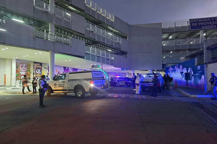 Elementos policiales y peritos resguardando la calle Venezuela afuera de Plaza Las Américas.