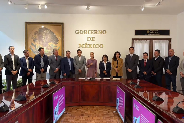 Reunión de la presidenta Claudia Sheinbaum con representantes de la APEAM para la firma de convenios aguacateros.